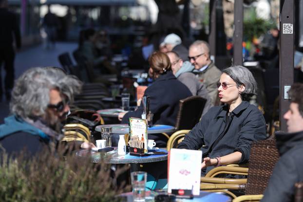 Zagreb: Građani uživaju u lijepom sunčanom danu u centru grada