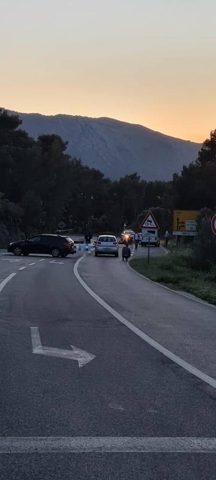 Vozač motora izgubio kontrolu u zavoju i udario u auto: U nesreći na Hvaru poginuo je i policajac