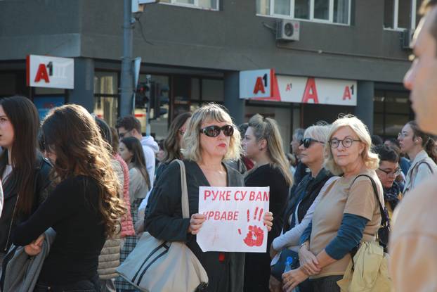 Novi Sad: U 11.52 sve je stalo, građani sa 16 minuta tišine odali počast stradalima