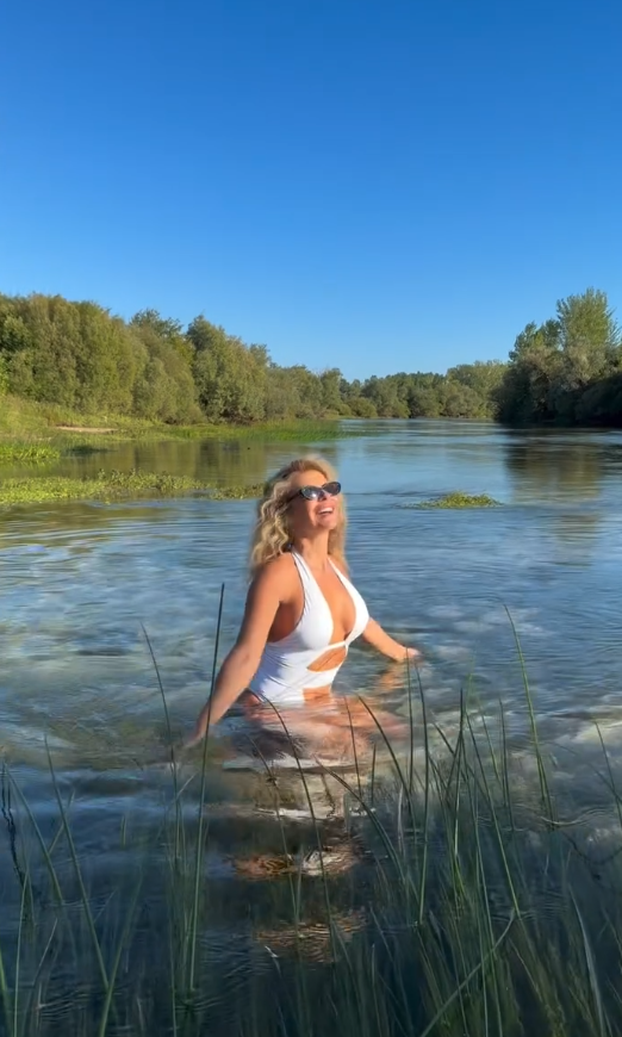 FOTO Mama Renata ne odustaje od ljeta! Pokazala je osunčanu guzu u mini neonskom bikiniju
