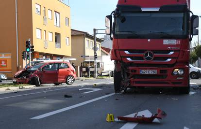 FOTO Sudarili se kamion i auto u Bjelovaru, dvoje je ozlijeđenih