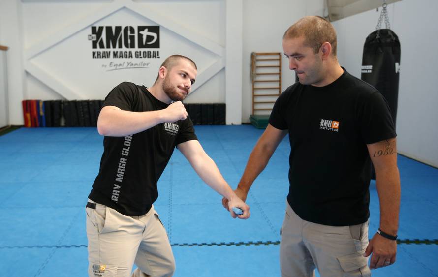 Naučite se spasiti od napada palicom, nožem i pištoljem!