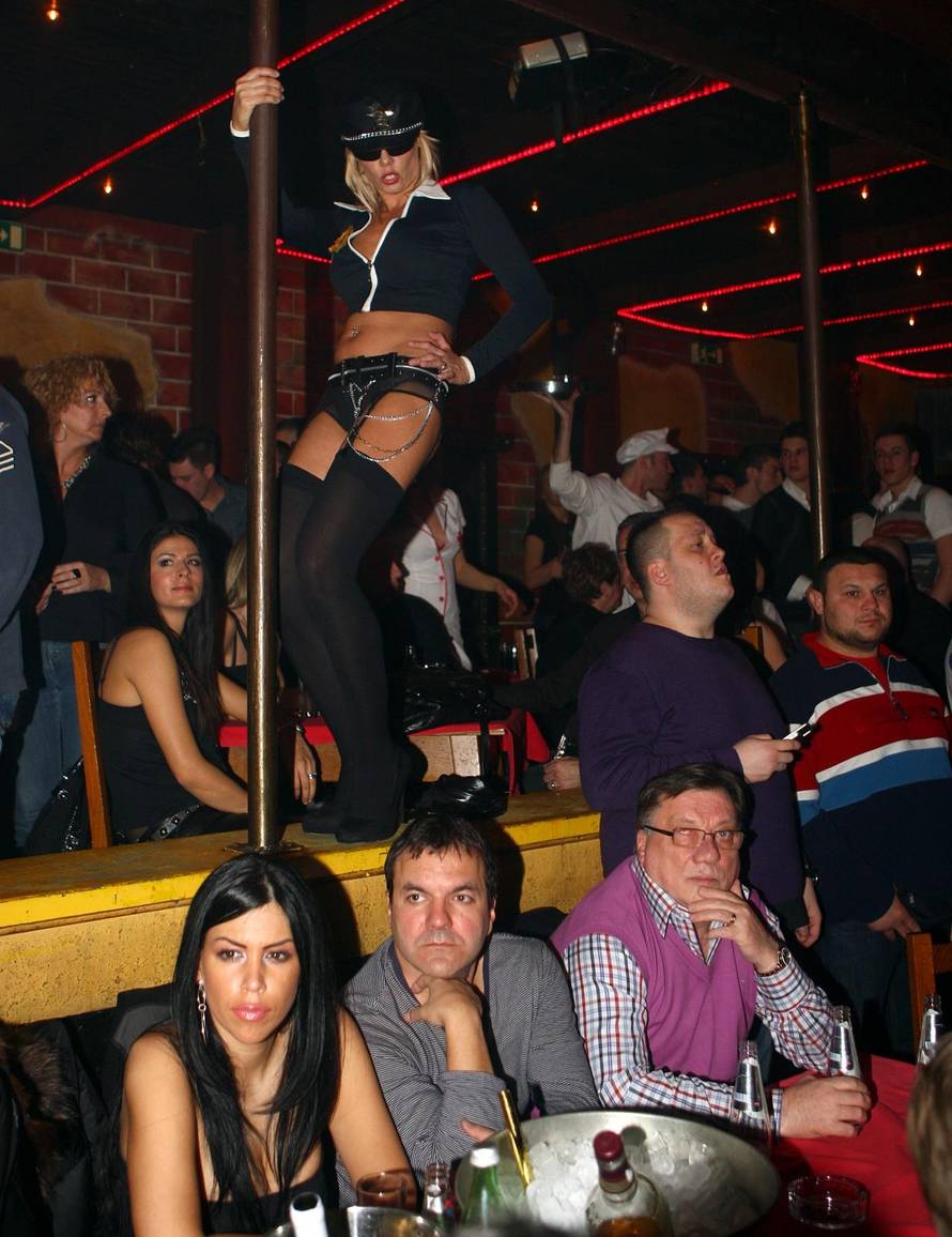 Dok rulja sipa keš, glasnice nek pucaju: 'Hrvati dobro keširaju'