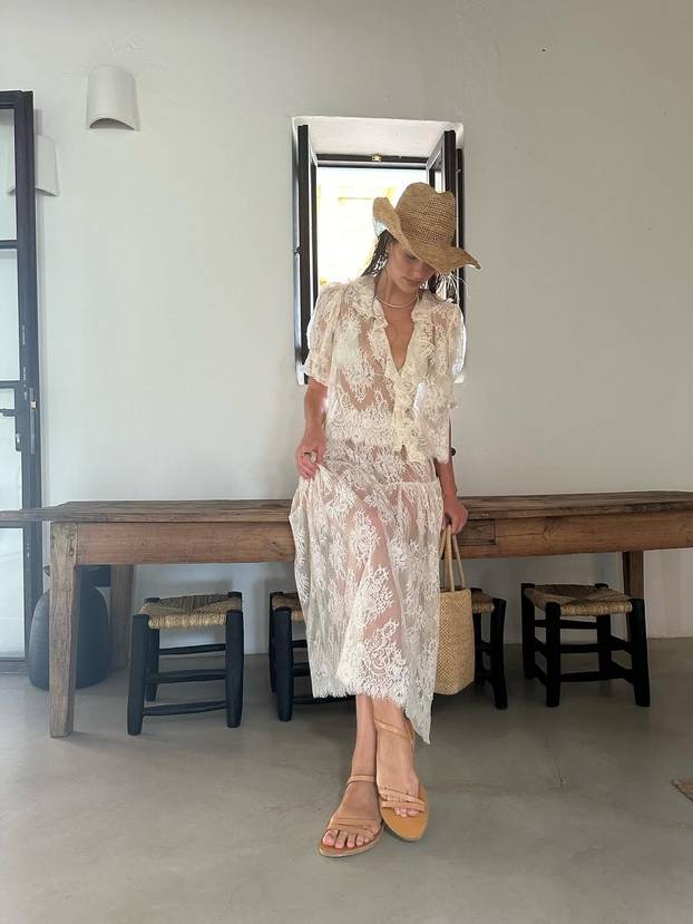 FOTO Svi gledali u njen dekolte! DiCaprijeva bivša cura pojavila se bez grudnjaka, pogledajte...