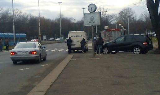 Građani su s policajcima gurali pokvareni kombi na raskrižju