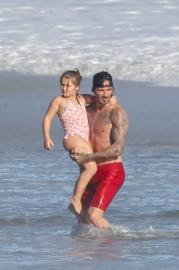 *PREMIUM-EXCLUSIVE* David Beckham hits beach with his kids in Malibu