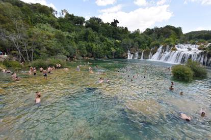 Turisti uživaju u ljepotama i kupanju na Slapovima Krke