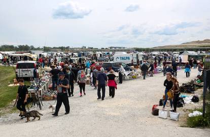 Kupci i prodavači napokon nedjeljom na Hreliću nakon okončanja pandemije