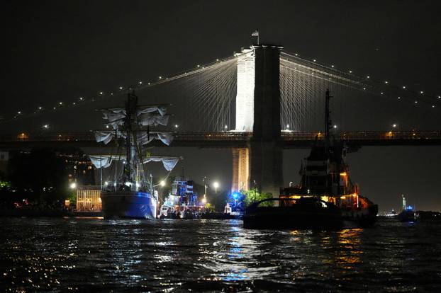 Mexican Navy training ship damaged after it ran into the Brooklyn Bridge in New York City