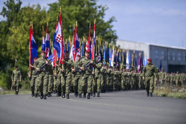 Velika Gorica: Uvježbavanje pješačkih postroja Hrvatske vojske za svečani vojni mimohod