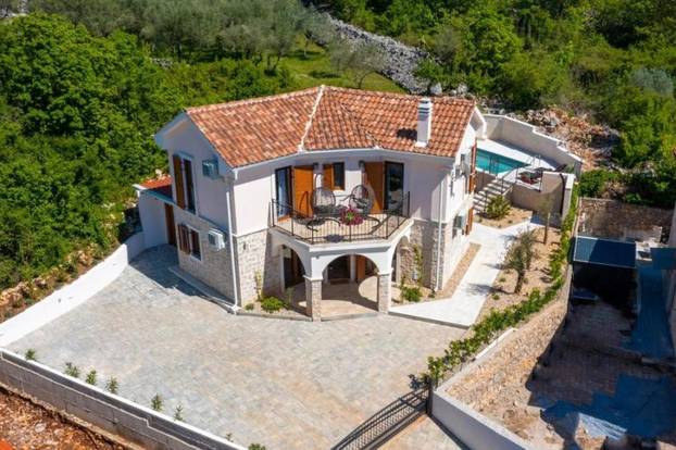 FOTO Vila na Krku ima grijani bazen sa slanom vodom i ljetnu kuhinju, a cijena? Ma, sitnica...