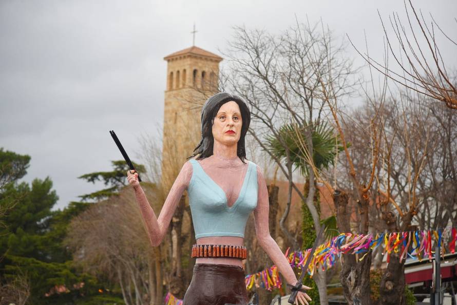 U Benkovcu na karnevalu spalili lutku Tomaševića. Uz to puštali  pjesmu 'Ako ne znaš što je bilo'