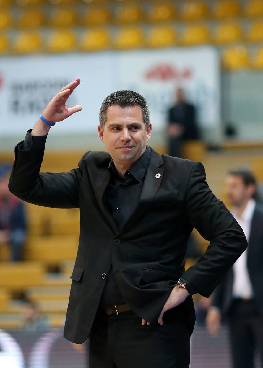 Tajna crne košulje: Morao sam u šoping, sad je više ne skidam