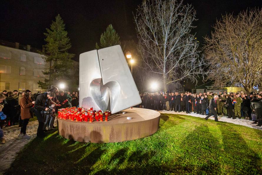 Na molitvu u dvorište bolnice u Vukovaru došla i predsjednica