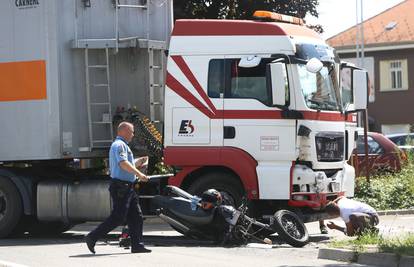 U nesreći poginuo motociklist, vozač kamiona oduzeo prednost