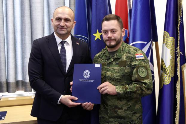 Zagreb: Ministar Anušić uručio ugovore vrhunskim sportašima i pričuvnicima Hrvatske vojske