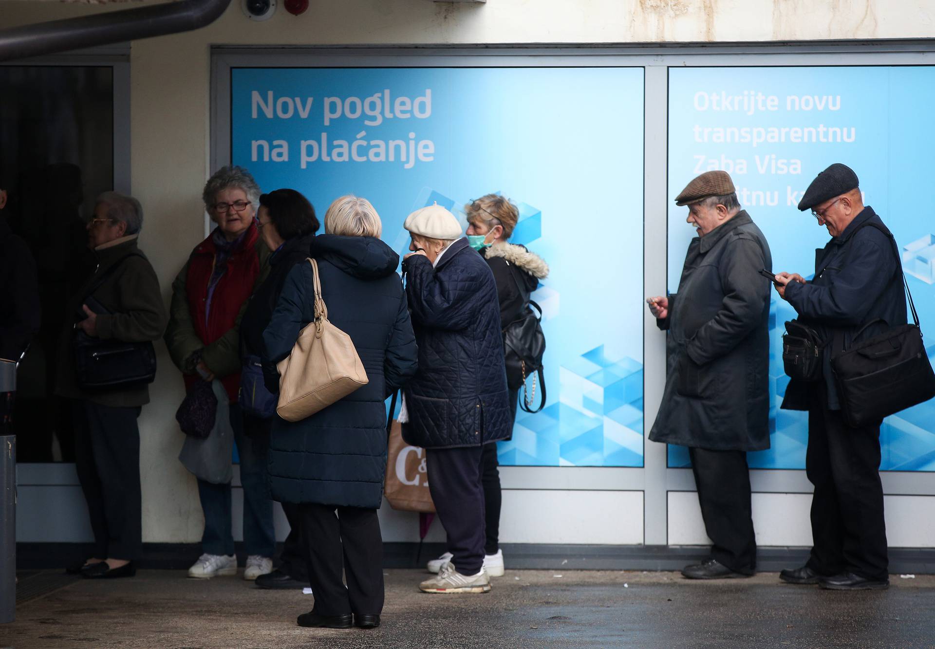 Zagreb: Gužve ispred banaka zbog konverzije kune u euro