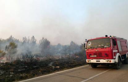 Požar kraj Šibenika gasili i kanaderi, vatrogasci dežuraju