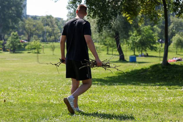 Zagreb: Građani i na Bundeku uz roštilj slave praznik rada 