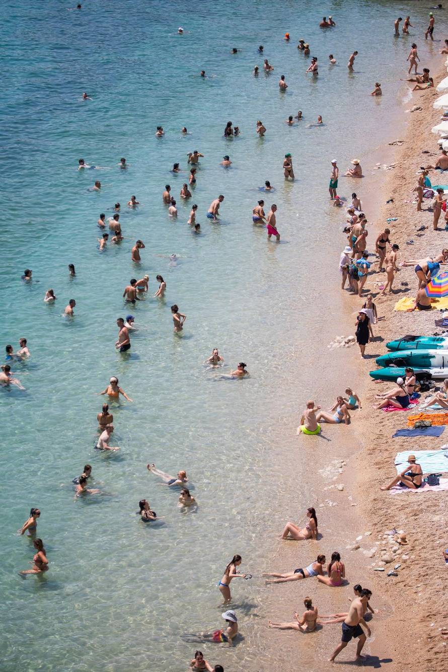 Dubrovnik: Turisti spas od vrućina potražili u moru 