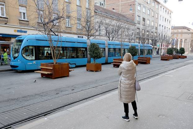 Zagreb: U Draškovićevoj ulici postavljene nove žardinjere s klupicama