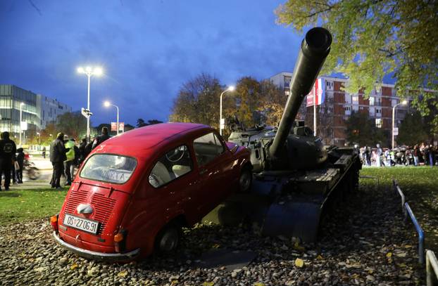 Osijek: Motoristi stigli kod crvenog Fiće gdje su zapalili svijeće