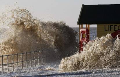 Plimni val prijeti potopom Nizozemske i Engleske