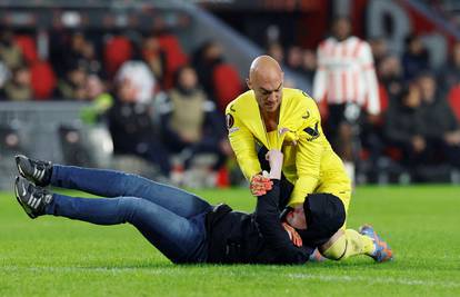 Huligan upao u teren i udario šakom srpskog golmana, ovaj ga posložio ko metar drva!