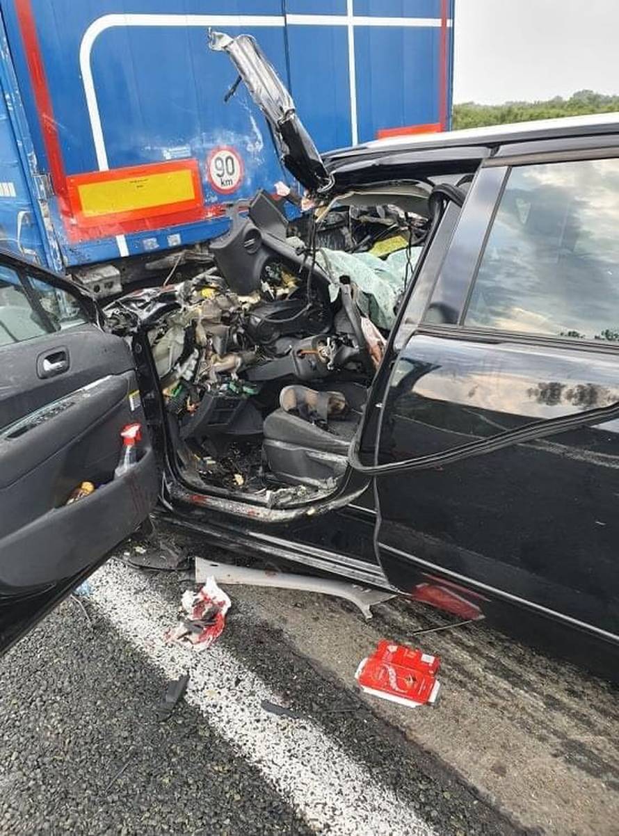 Autom podletjeli pod kamion, cijela obitelj završila u bolnici