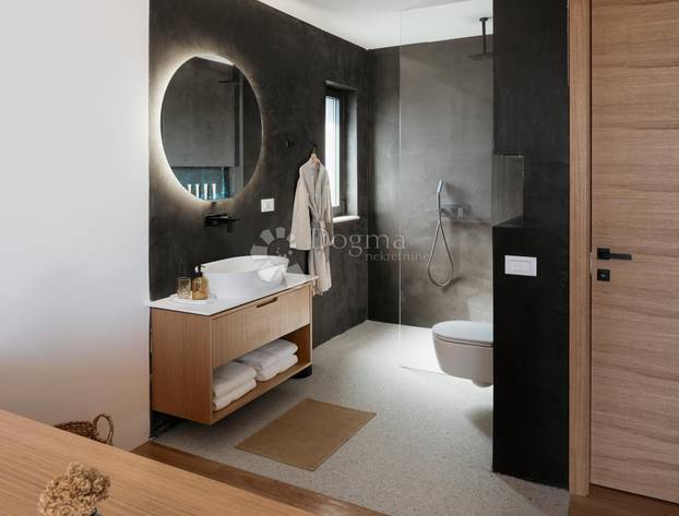 FOTO Nikad viđeno! Prodaje se vila na Šolti. Stoljetna maslina vam raste kraj kauča. Evo cijene