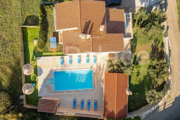 FOTO Najjeftinija vila na otoku Pašmanu ima bazen, ljetnu kuhinju i 300 metara do plaže!