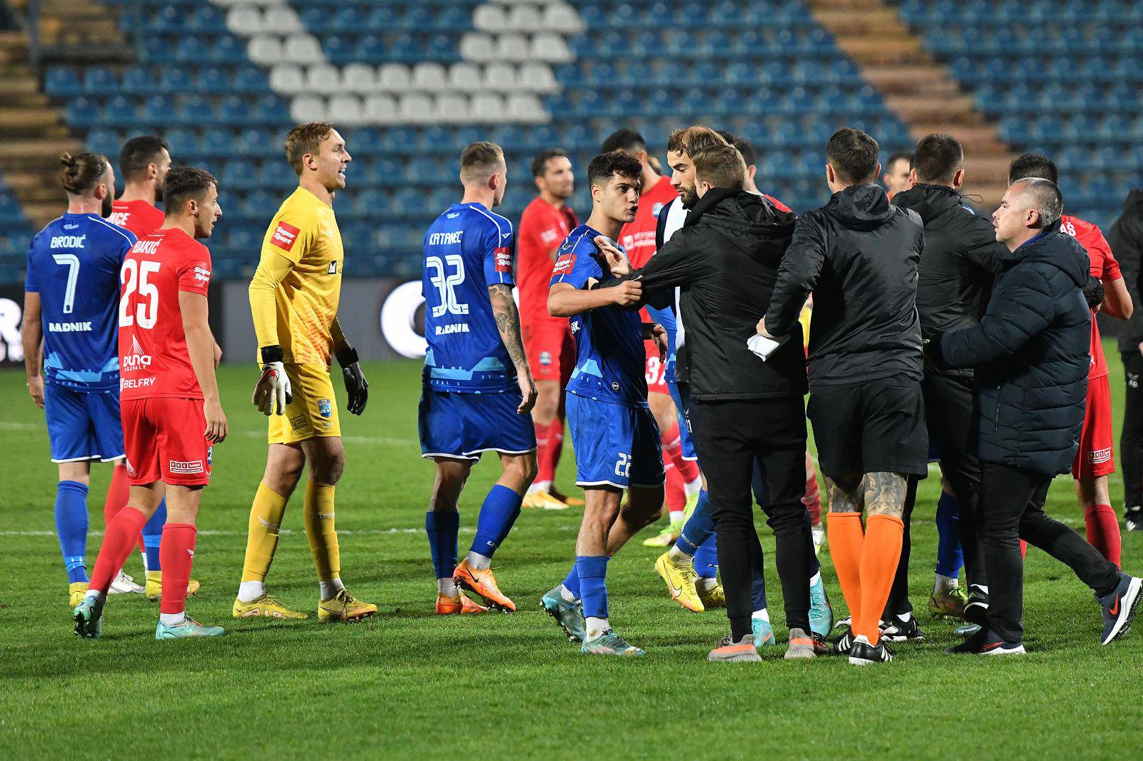 Varaždin: Nakon naguravanja na utakmici Varaždin i Osijek sudac podijelio tri crvena kartona