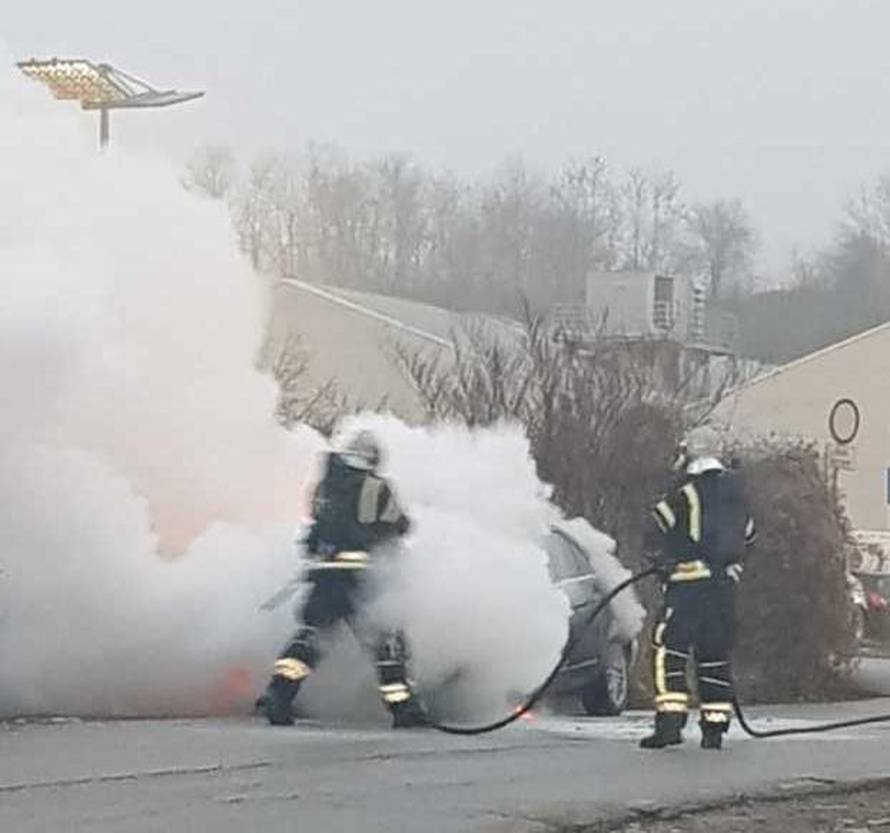 Zapalio se automobil: 'Gorio je iznutra, baš se jako dimilo...'