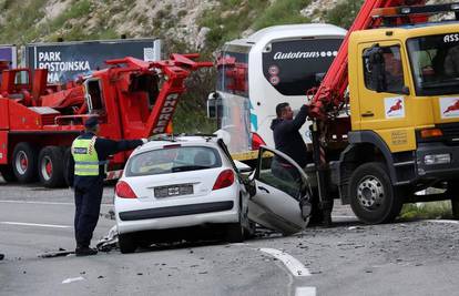 Sudarili se bus i auto: U teškoj nesreći poginula djevojka (26)