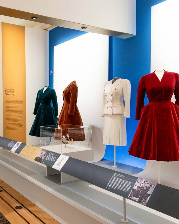 FOTO Bila je prepoznatljiva u jarkim bojama: Izložene su najljepše haljine Elizabete II.