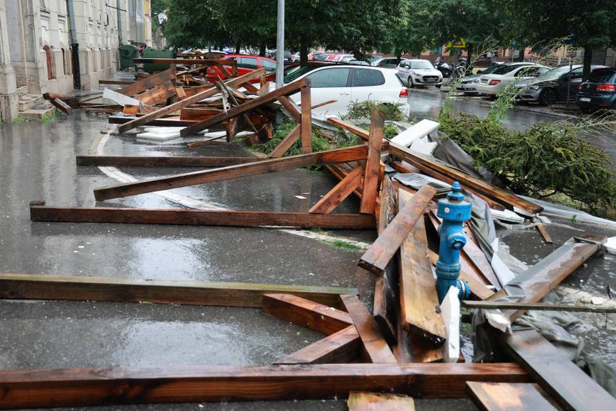 Osijek: Jak vjetar srušio drvenu skelu