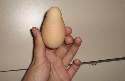 U kokošinjcu pronašla jaje koje izgleda kao kruška