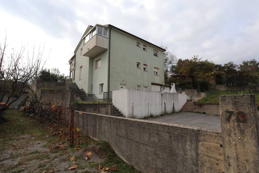 Viškovo: Jedna mrtva osoba, a druga teško ozlijeđena pronađene u stanu