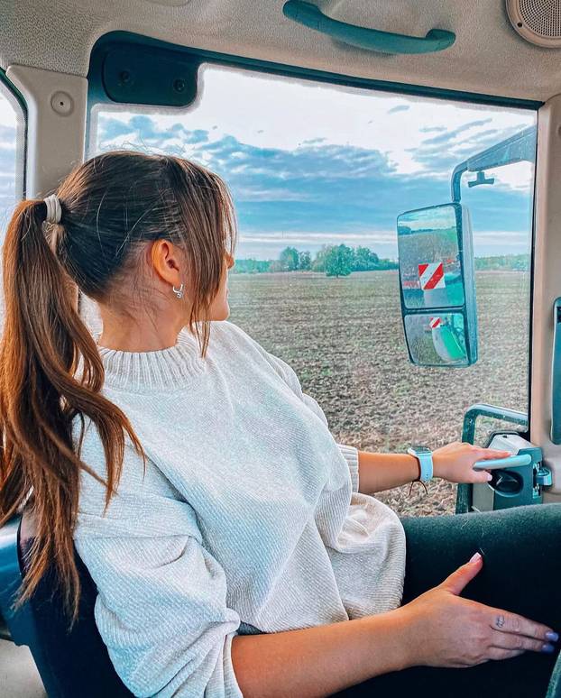 FOTO Vruća farmerica: Vozim traktor i radim teške poslove, ali uvijek u top kombinacijama