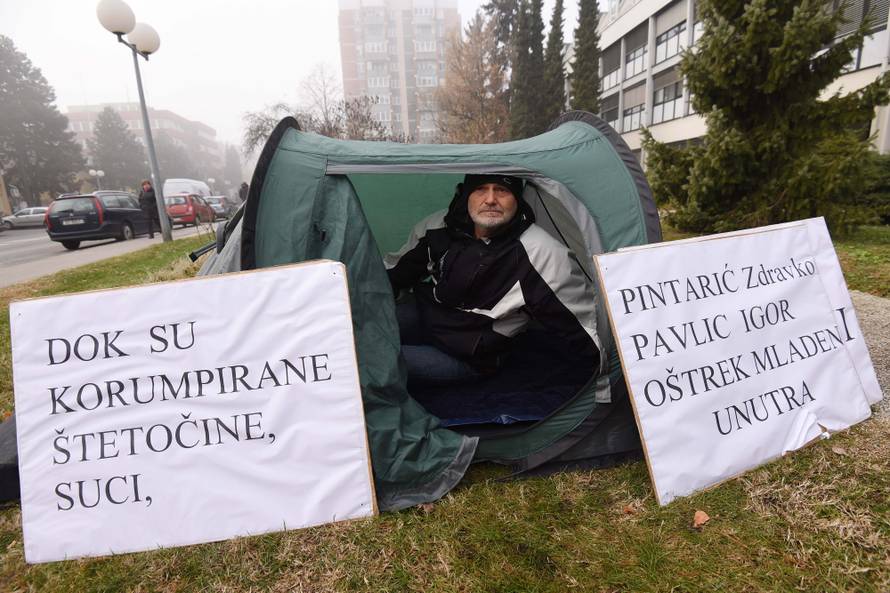 Ispred suda u Varaždinu stavio šator: 'Tražim smjenu sudaca'