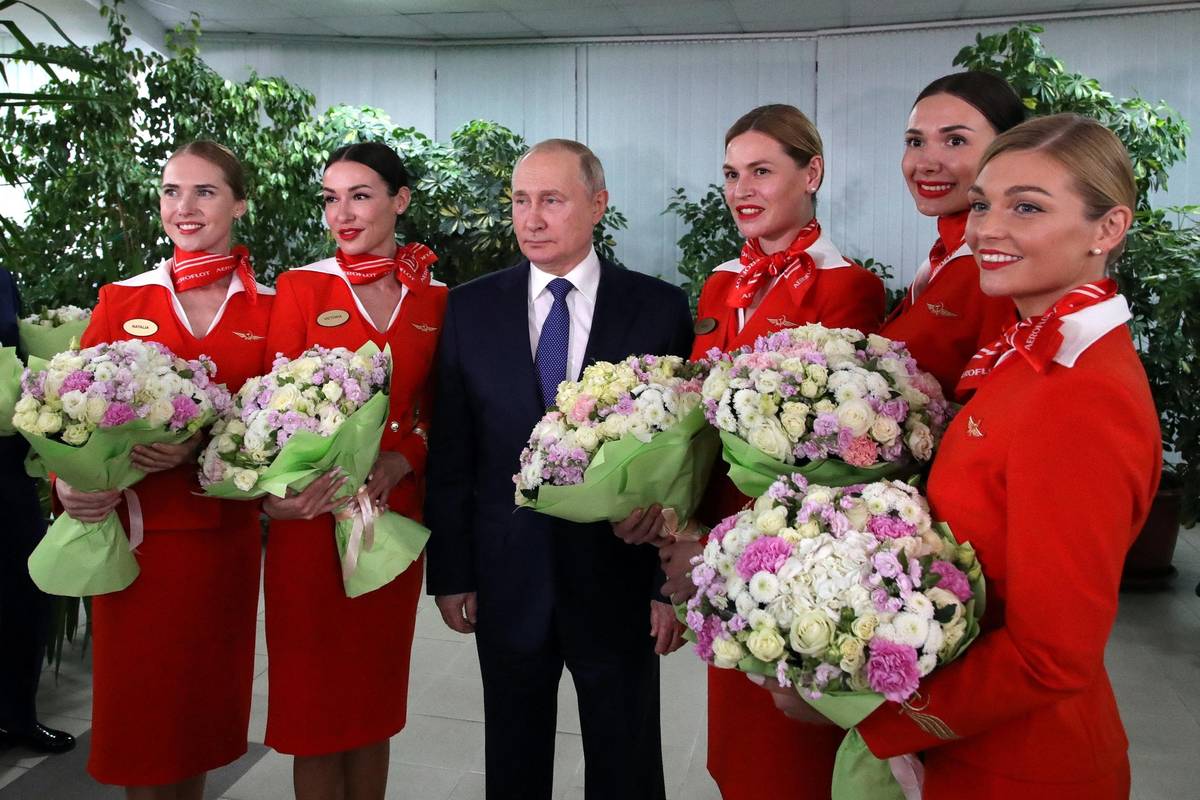 Dok bijesni rat u Ukrajini, Putin pozira okružen ženama. Donio im je svima i bukete cvijeća