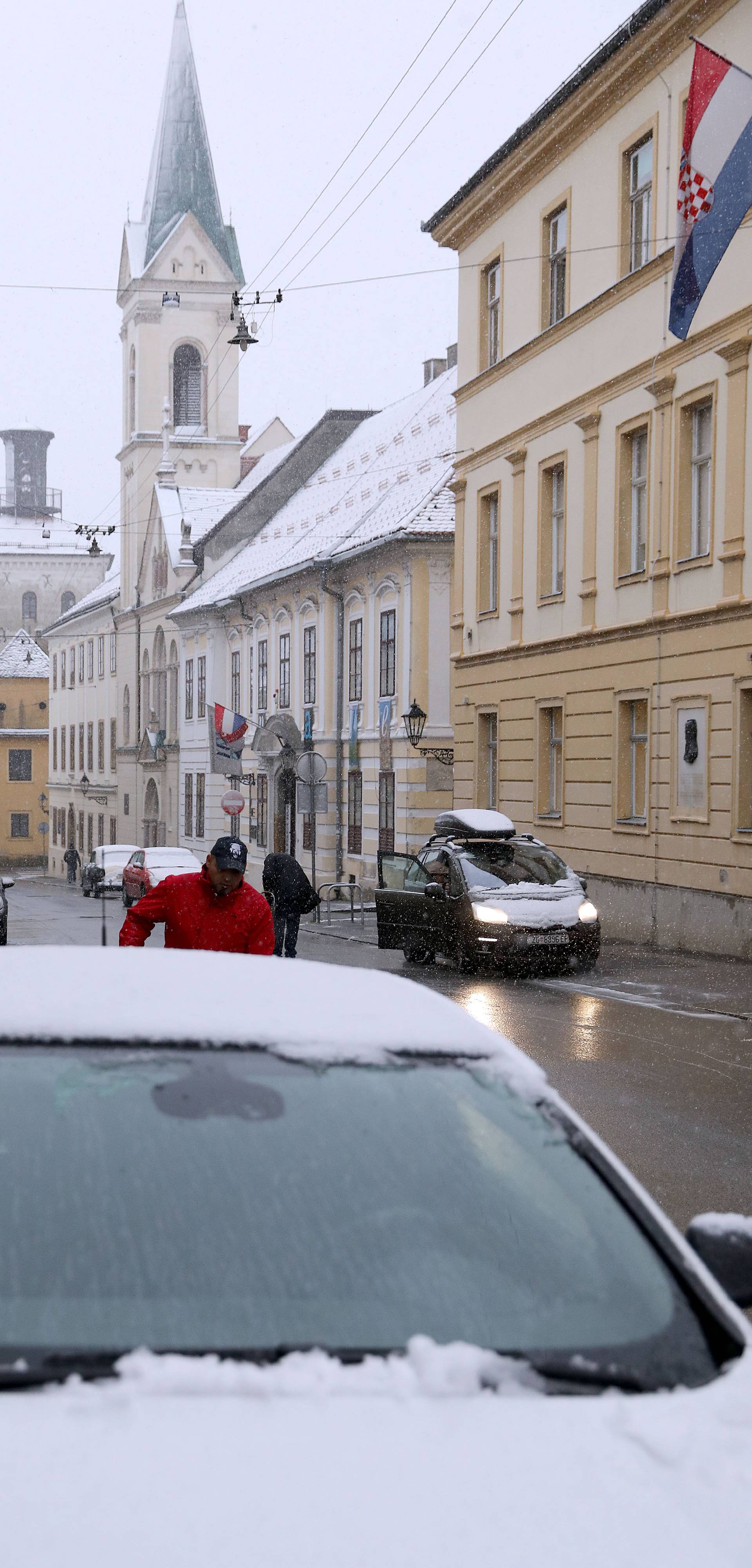 Snijeg zabijelio Zagreb