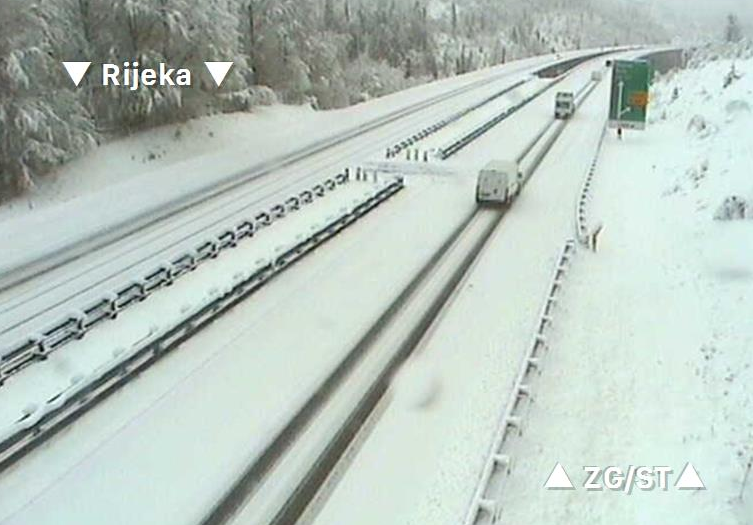 Snijeg u Lici i Gorskom Kotaru: Česti su zastoji na cestama