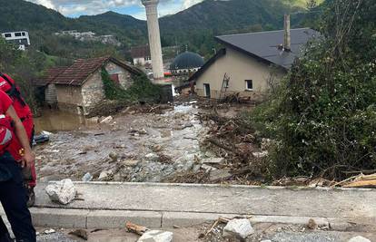 Velika tuga! U poplavi izgubili 9 članova obitelji: Ostao je samo dječak, ljudi su pomogli, ali...