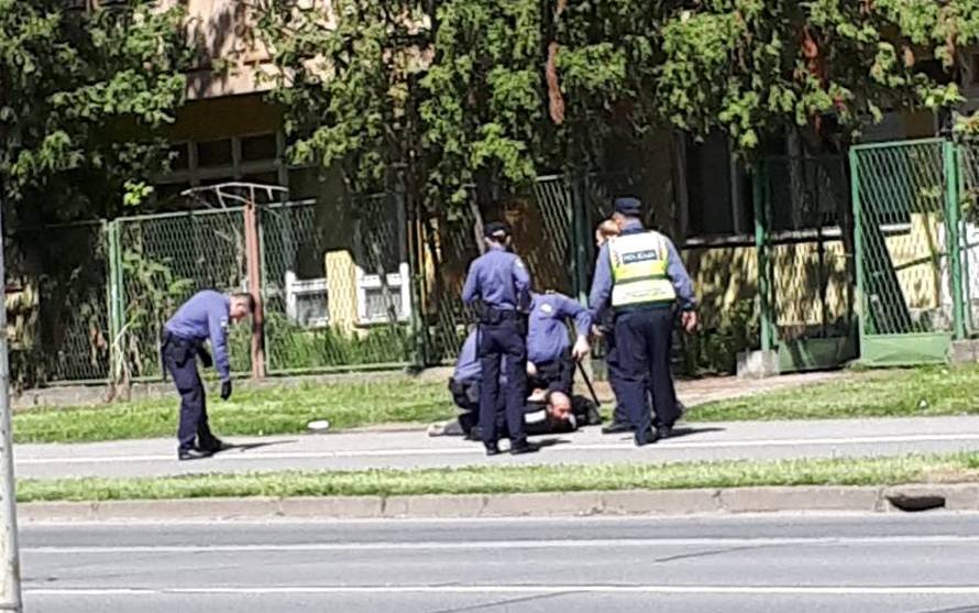 Ekskluzivna snimka iz Osijeka: Mahao nožem i prijetio policiji
