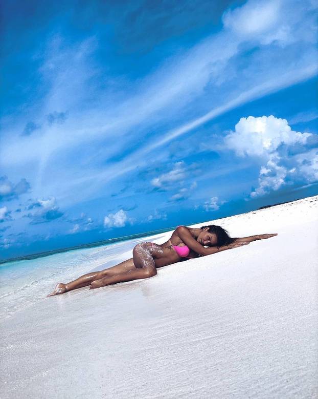 Ani Gruici zbog fotke trbušnjaka pišu da je 'boginja', a ovo su njena najbolja bikini izdanja...