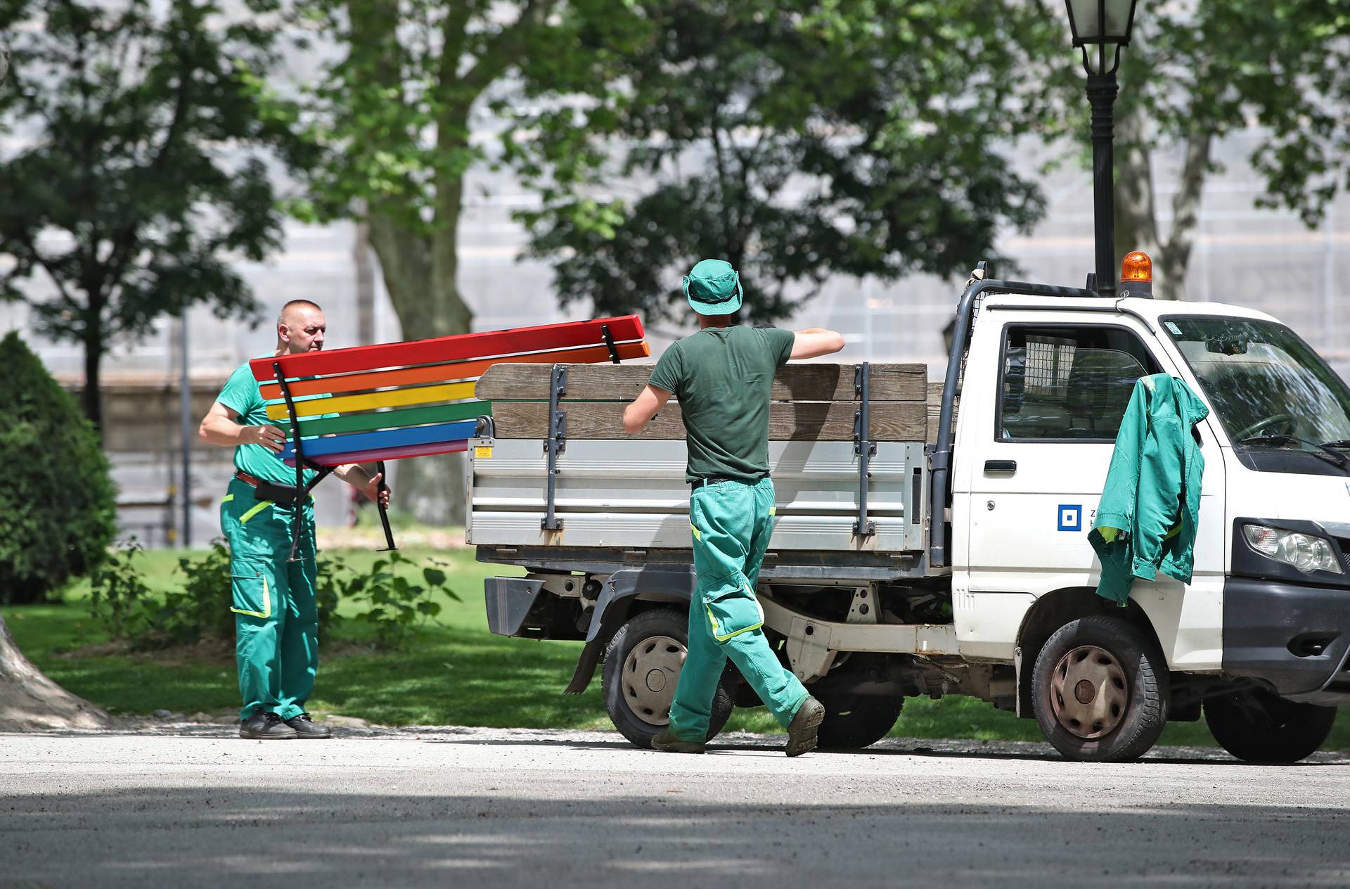 Djelatnici Zrinjevca ponovno obojili duginu klupu te ju vratili na njeno mjesto u park