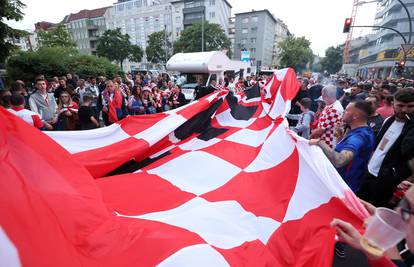 24sata u Berlinu: Više od tisuću Hrvata ispred  'vatrenog' kafića, navijači razvili najveću zastavu