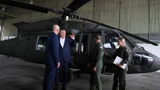 Zagreb: Preuzimanje helikoptera Black Hawk kojem su nazočili Milanović i Banožić