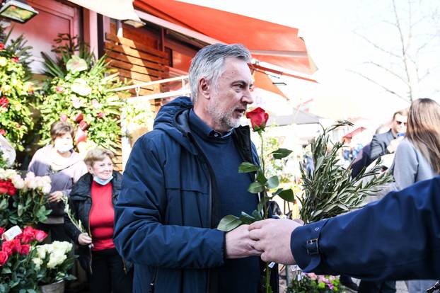 Zagreb: Miroslav Škoro građanima dijelio maslinove grančice